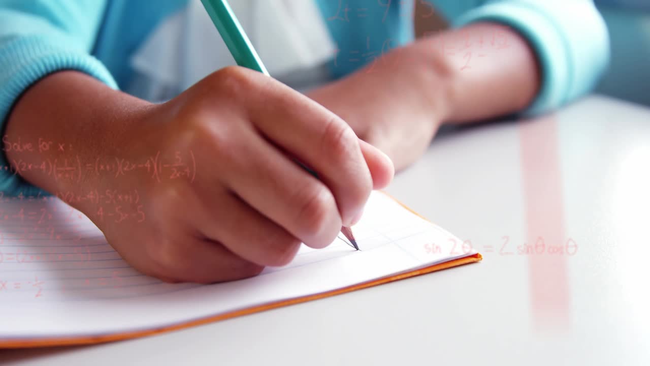 Punta di matita verde che preme su un quaderno, scrivendo sin2? e una curva, animando sovrapposizioni rosse che mostrano formule matematiche.