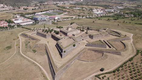 Vista-Aérea-En-órbita-De-La-Pintoresca-Fortaleza-De-Santa-Luzia-En-Elvas,-Portugal