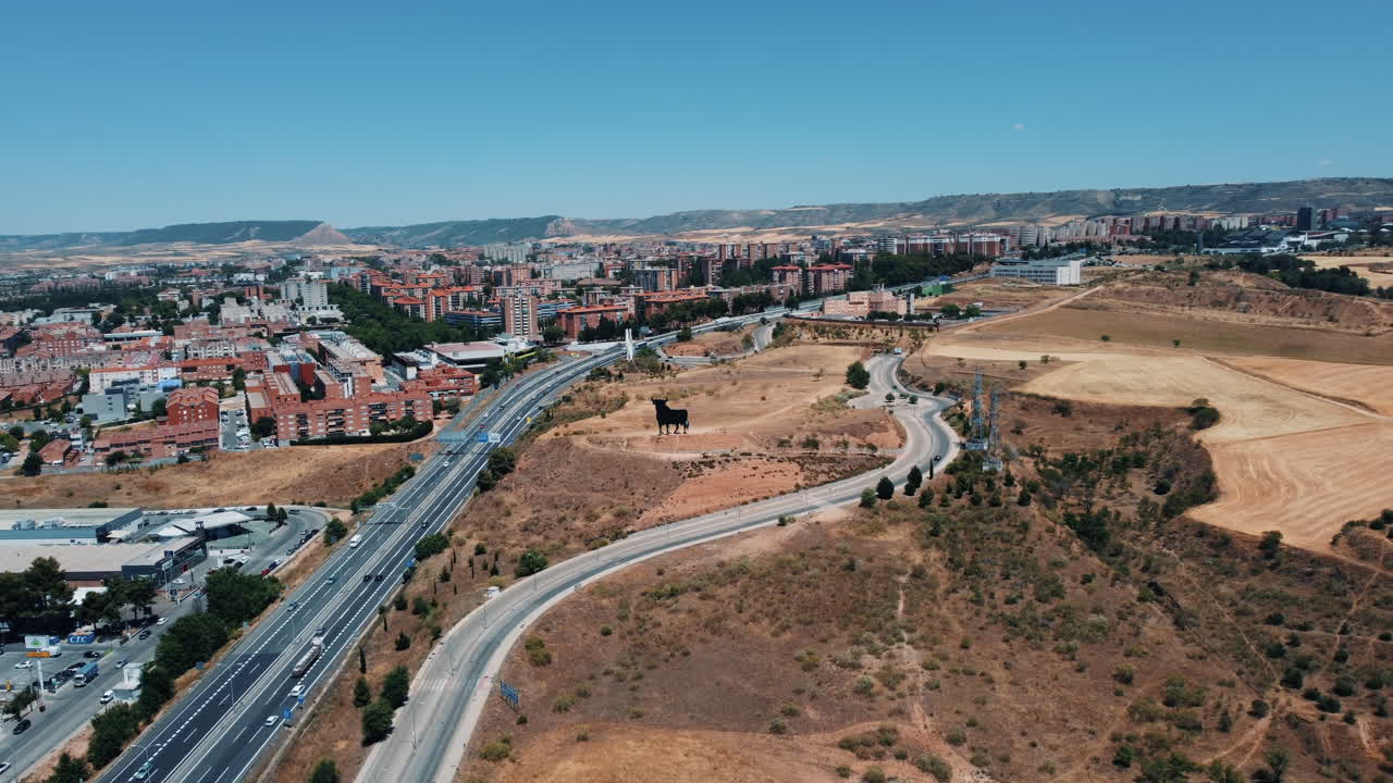 vista aérea de una ciudad con una estatua de toro