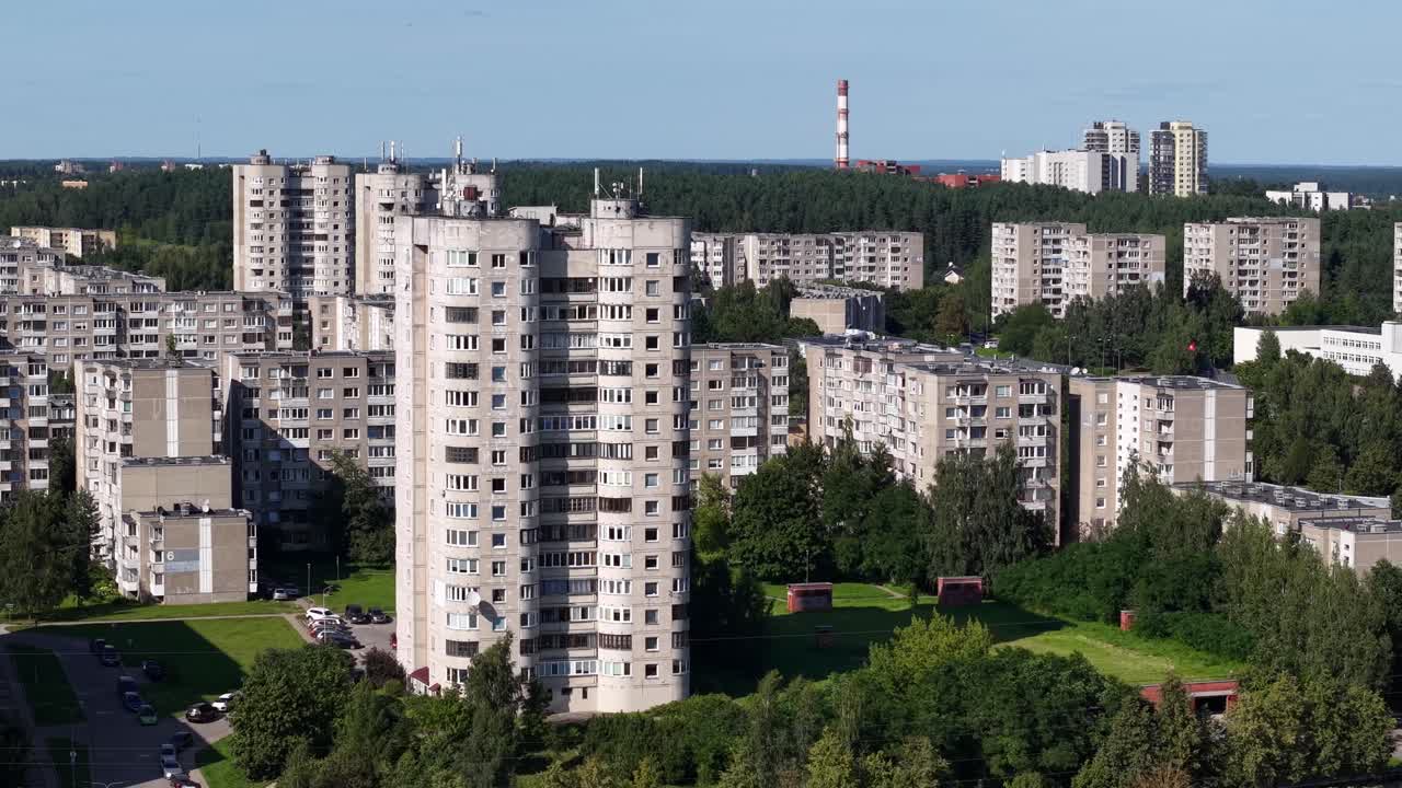 Аэросъемка жилых башен в районе Шешкине и окружающих домов в Вильнюсе, Литва