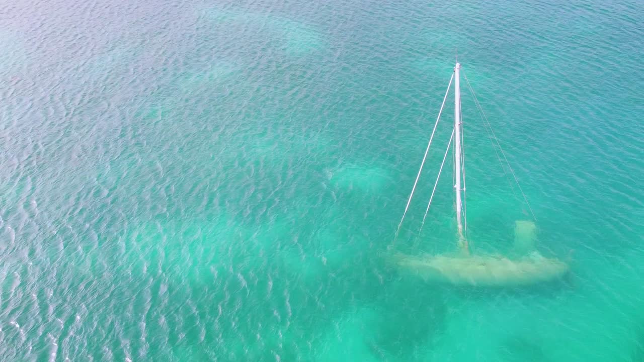 dron moviéndose hacia los lados para revelar un velero hundido