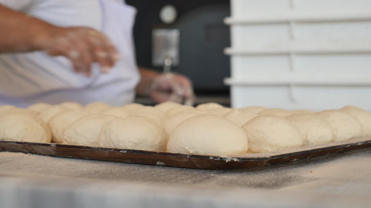 preparación de bolas de masa para hornear
