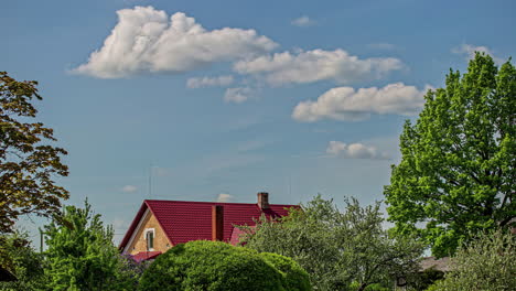 Wolken-Rollen,-Bilden-Sich-Und-Lösen-Sich-Im-Sommerwind-über-Einem-Häuschen-Auf-Dem-Land-Auf-–-Zeitraffer