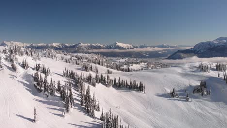 Hermosa-Vista-Aérea-De-Las-Montañas-Rocosas-Canadienses-En-Revelstoke,-Columbia-Británica