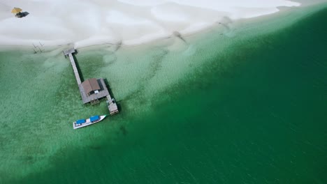 Bootssteg-Am-Pier-Der-Insel-Leebong-Bei-Sonnenschein