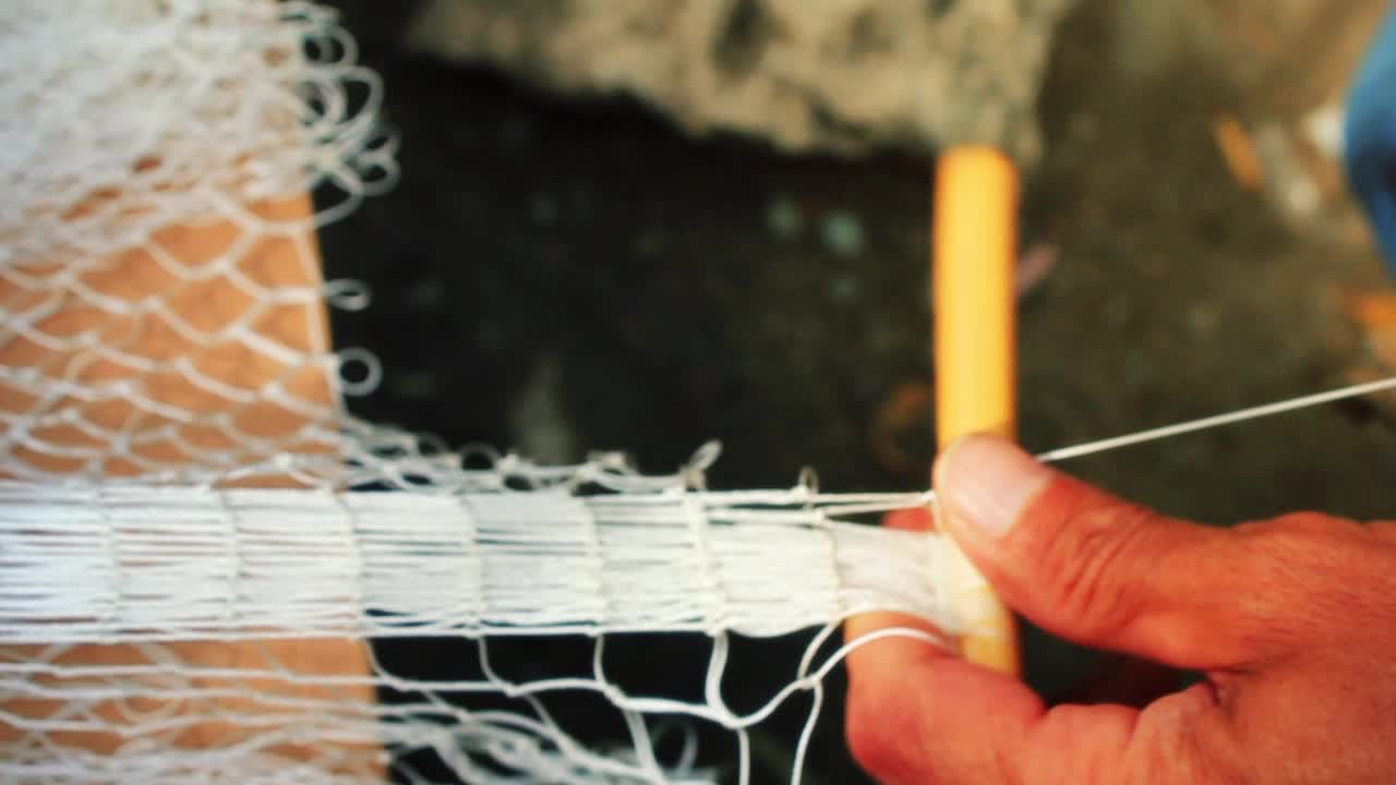 ⁇ 시 ⁇  은 물고기 그물 을 수리 하고 있다 1