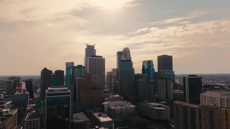 Toma-Aérea-De-Un-Dron-Del-Horizonte-Del-Centro-De-Minneapolis-En-Minnesota-En-Un-Día-De-Principios-De-Primavera