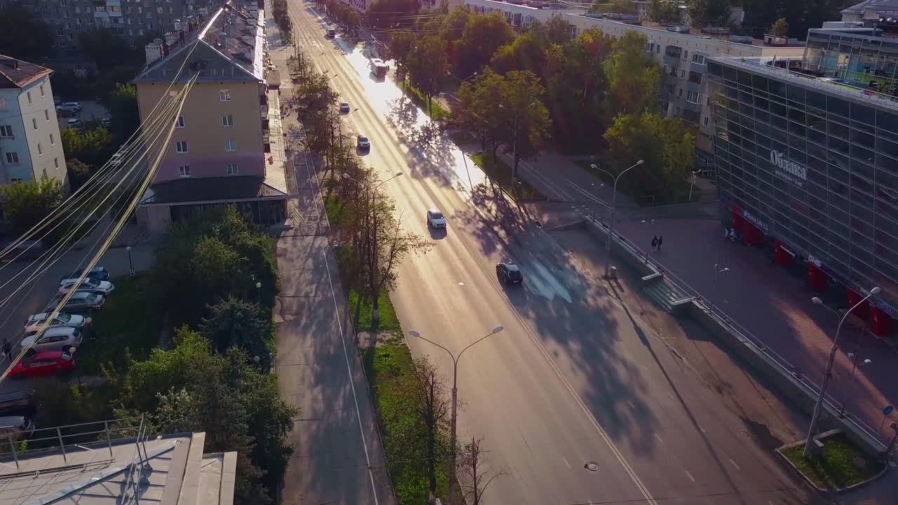자동차 와 사람 들 과 함께 도시 거리 공중 전망