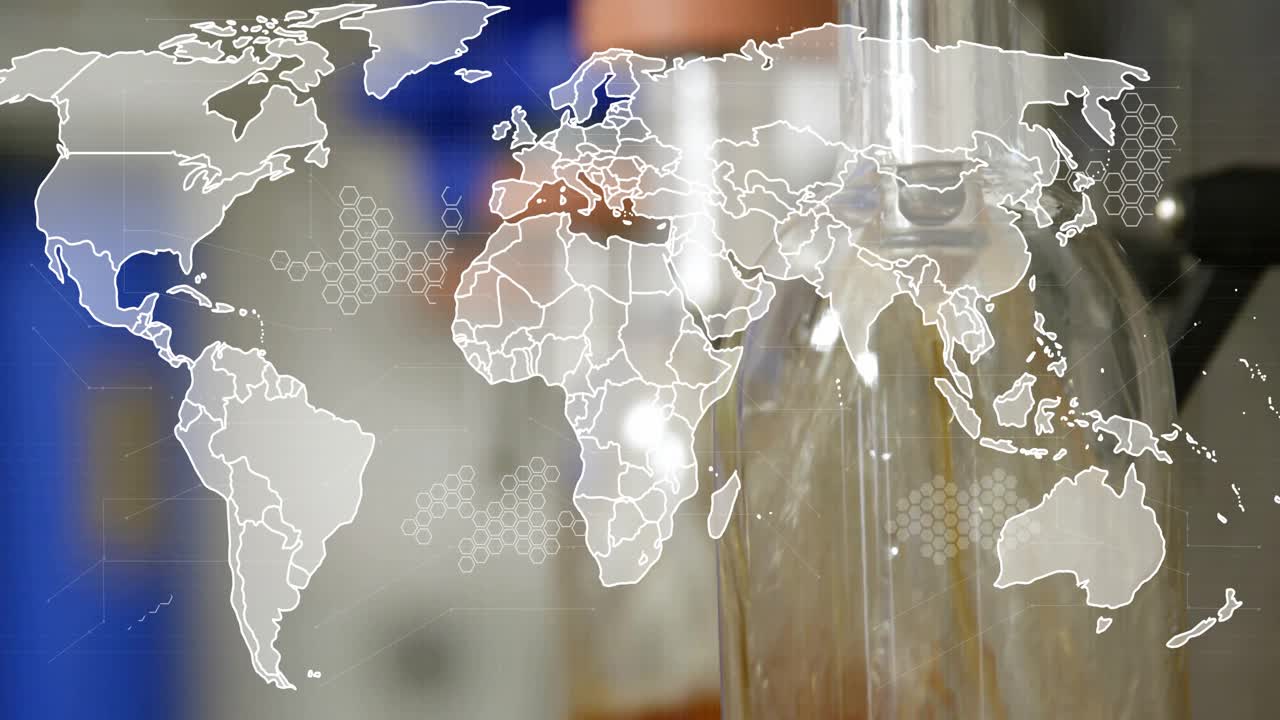 Mapa apareciendo, boquilla descendiendo, fluido ámbar cayendo en un matraz conectando el flujo de datos mundial.