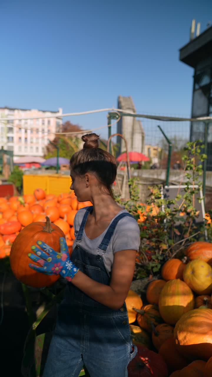 mujer cosechando calabazas