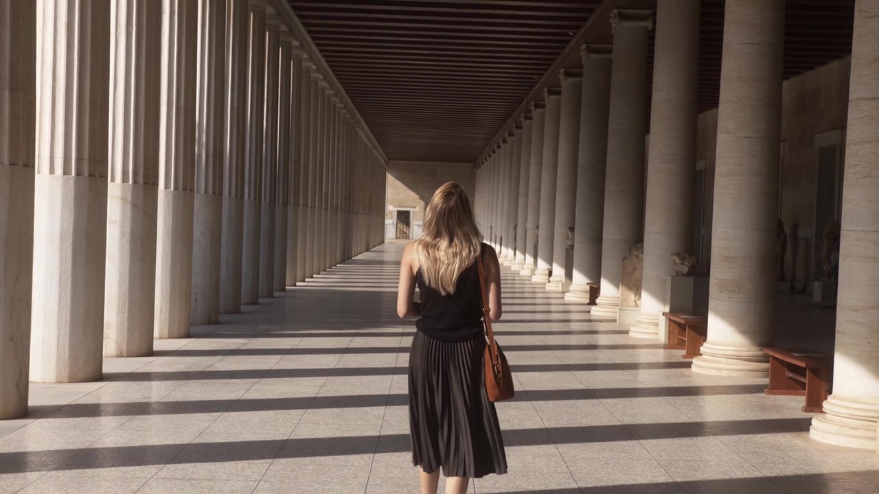 Donna che visita un tempio antico