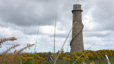 Ruina-De-Chimenea-Rodeada-De-Arbustos-De-Tojo-En-La-Colina-Carrickgollogan-En-Un-Día-Nublado