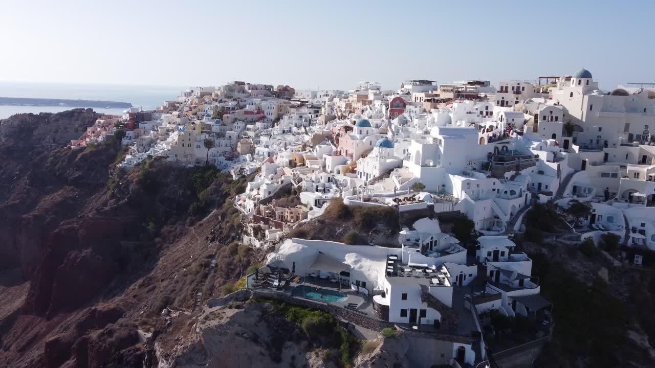 vista aérea sobrevolando la ciudad de oia en santorini grecia