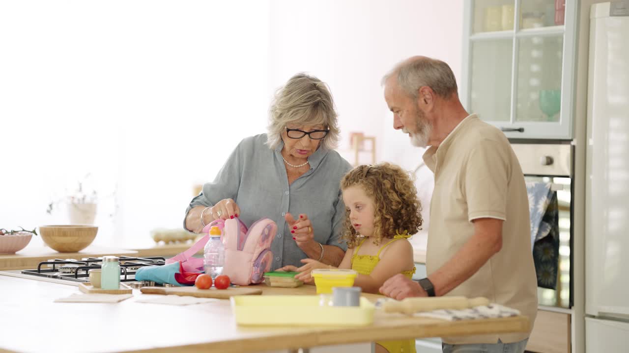 Famiglia che prepara il pranzo insieme