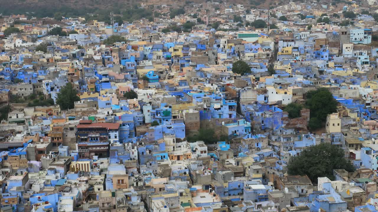 jodhpur (también ciudad azul) es la segunda ciudad más grande del estado indio de rajasthan y oficialmente la segunda ciudad metropolitana del estado.