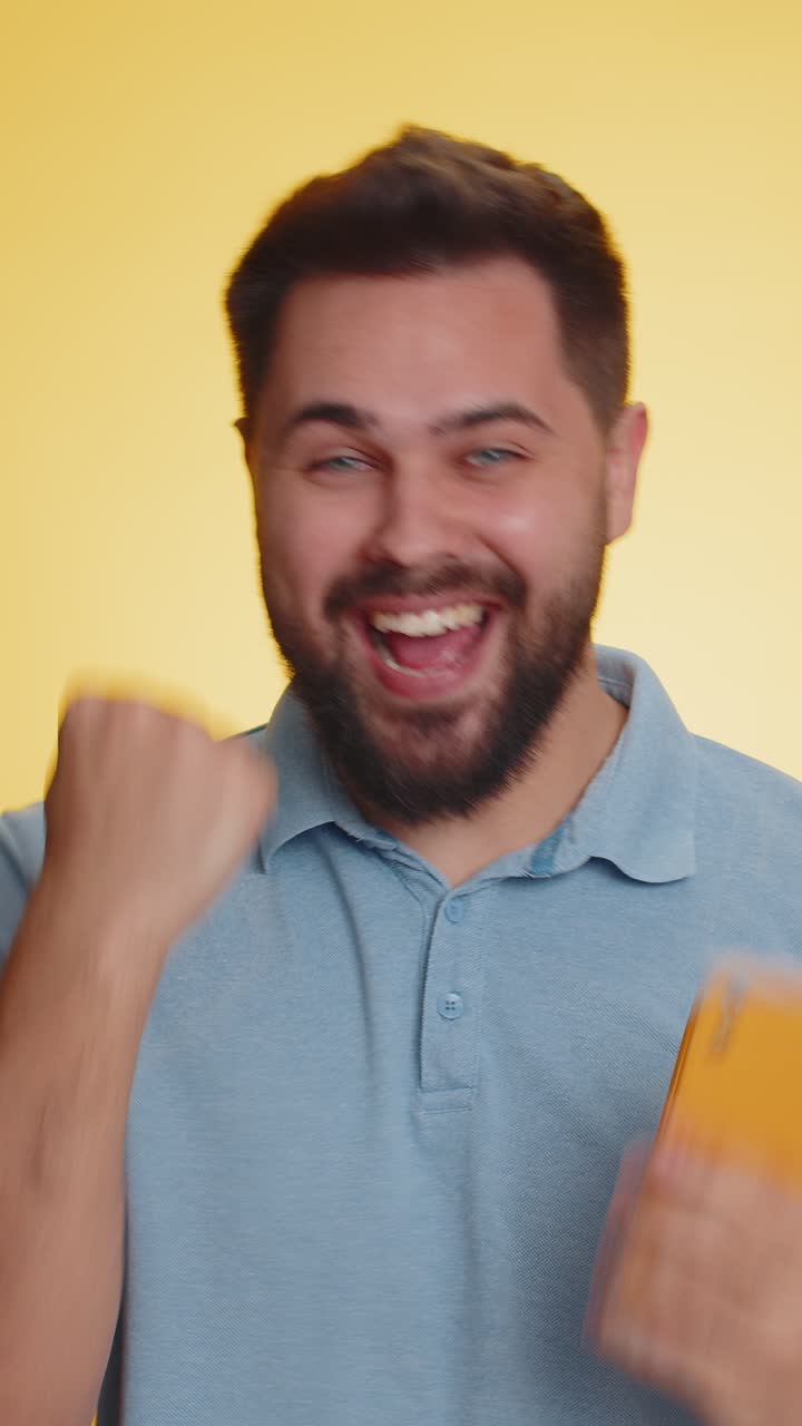 Feliz ganador emocionado joven usa teléfono inteligente decir wow sí descubrió gran gran ganancia buenas noticias lotería