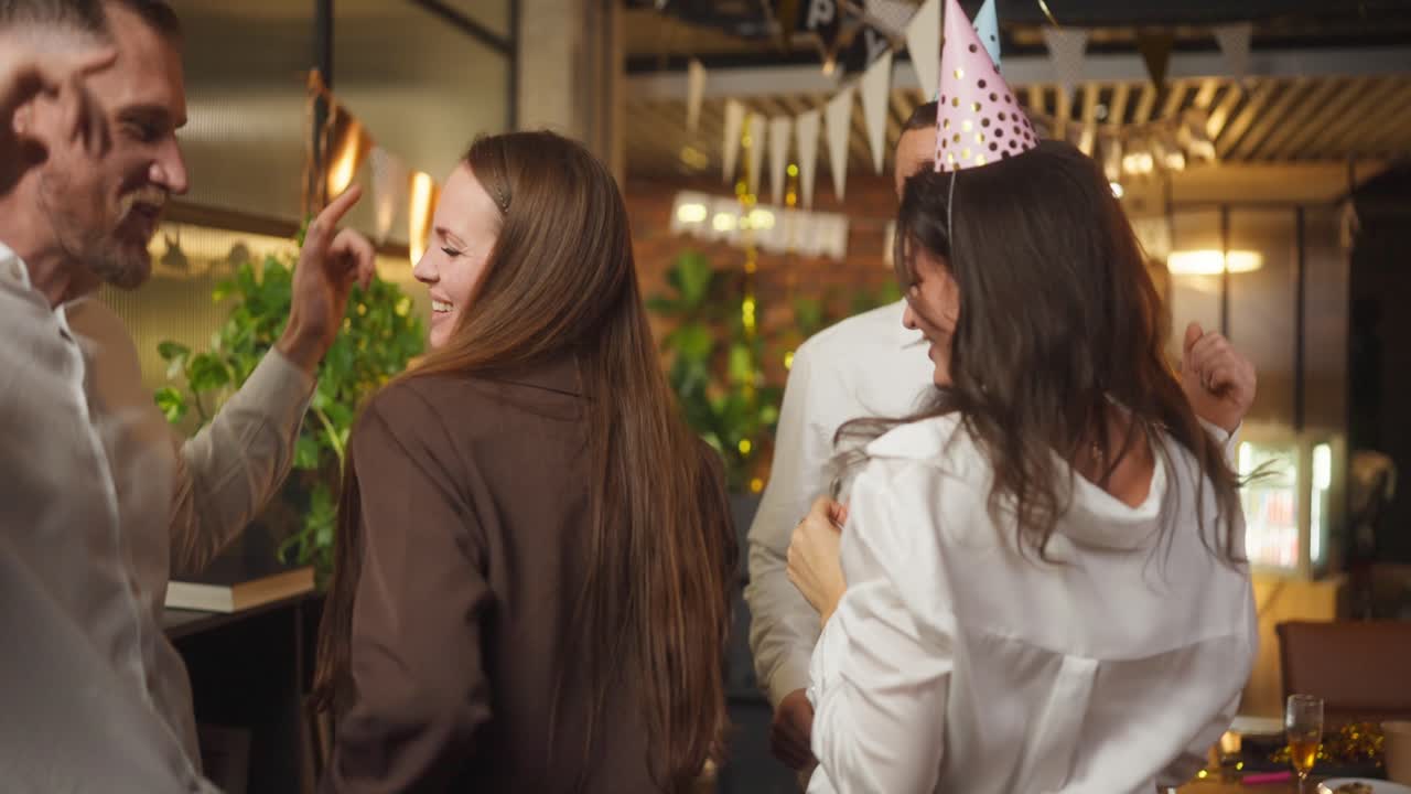 amigos celebrando un cumpleaños en un restaurante