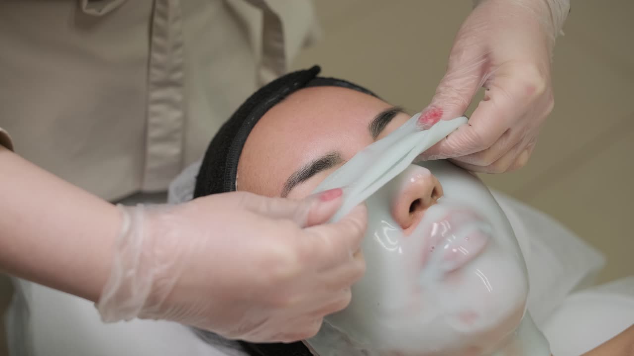미용실 에서 얼굴 마스크 를 착용 한 아름다운 여자