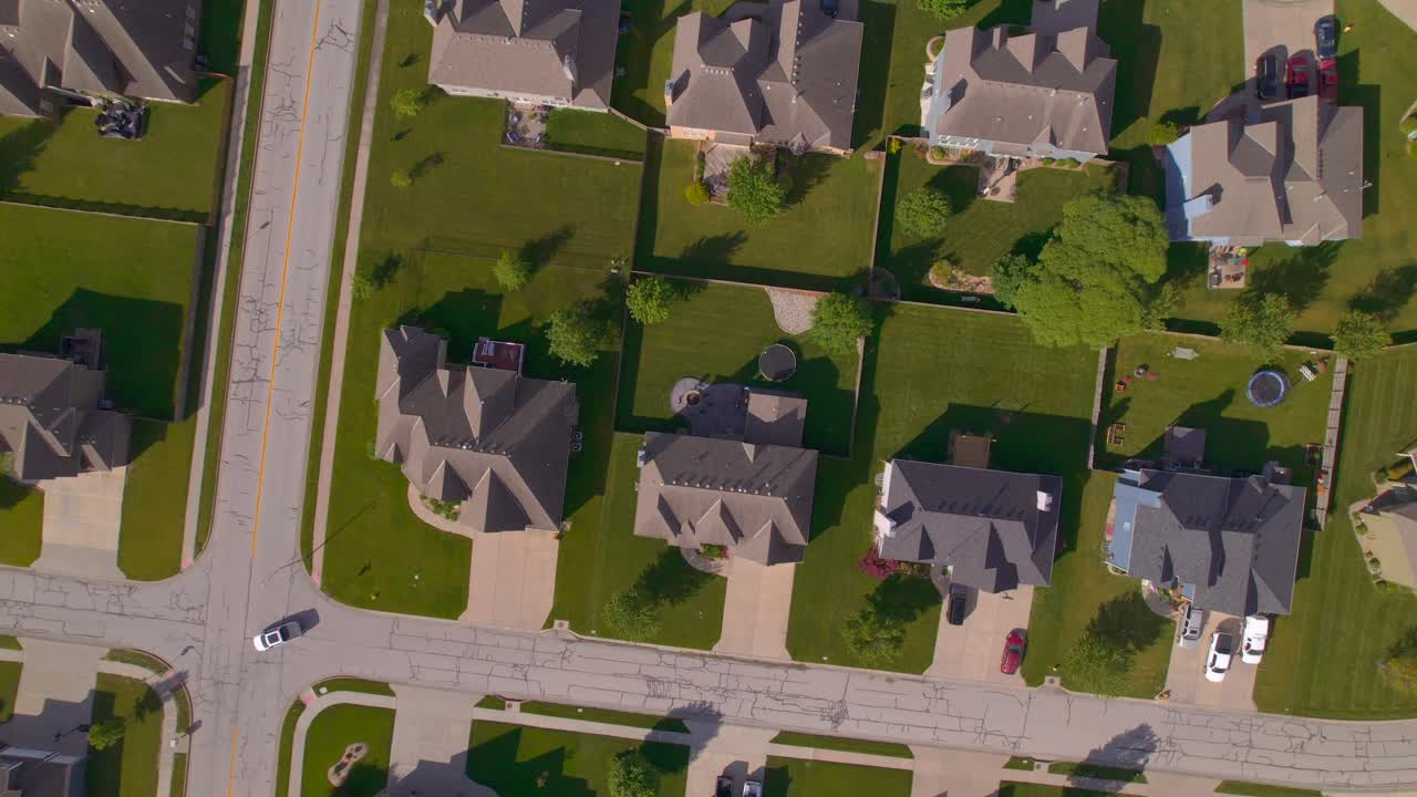 un dron ascendente sobrevuela los suburbios de missouri con vista aérea en un lindo vecindario más nuevo en la cumbre de lee