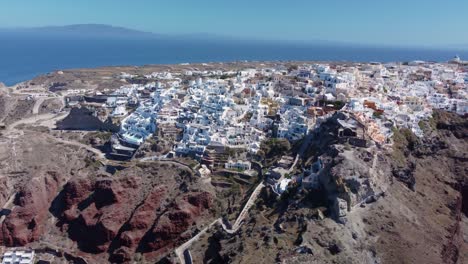 vista aérea hacia oia, ciudad en la isla santorini, grecia