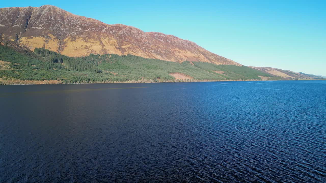 loch lochy scotish highlands의 어두운 호수 위로 일어나 오른쪽 팬