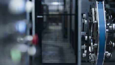 proceso de trabajo del equipo de producción de neumáticos robóticos en la fabricación tecnológica