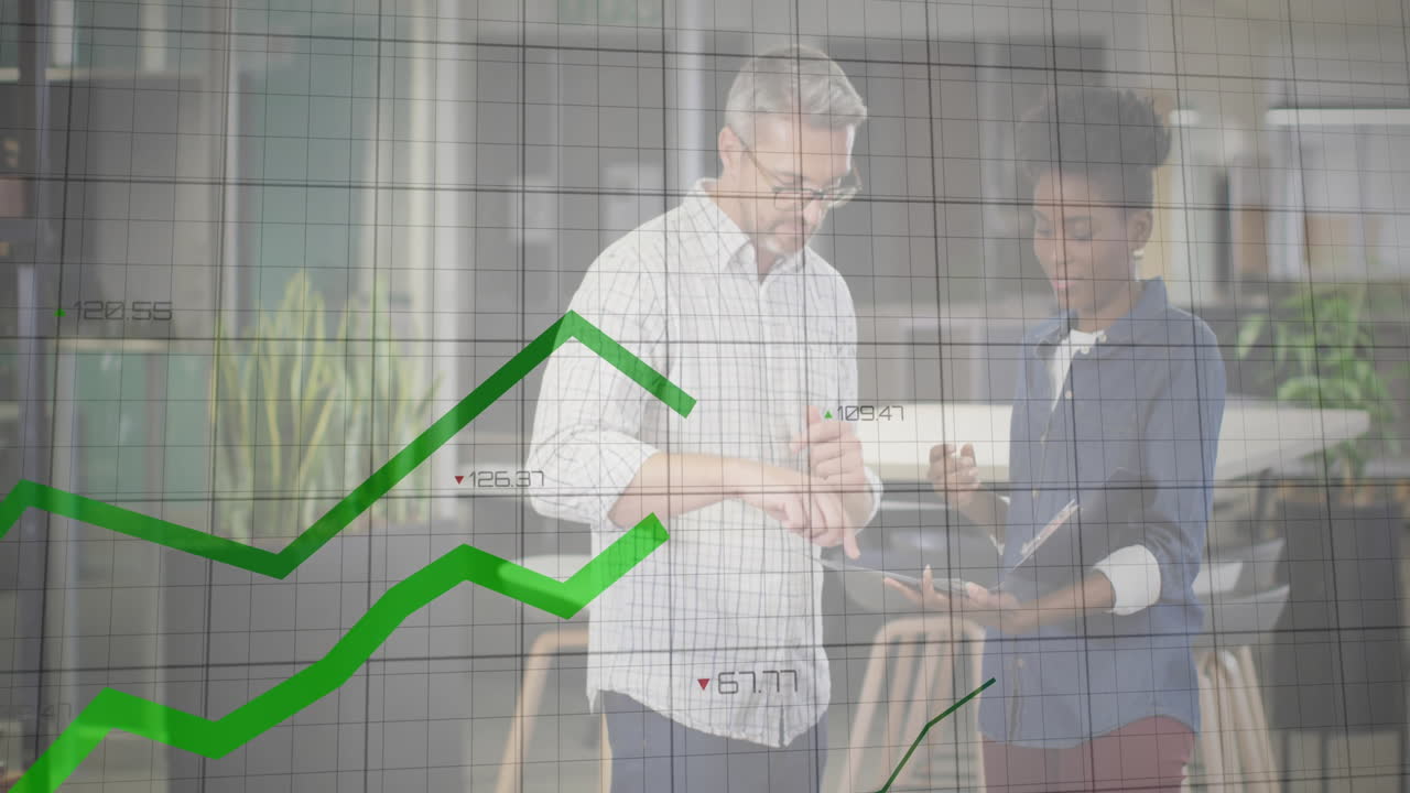 animación de procesamiento de gráficos verdes sobre diversos colegas masculinos y femeninos hablando en una oficina casual