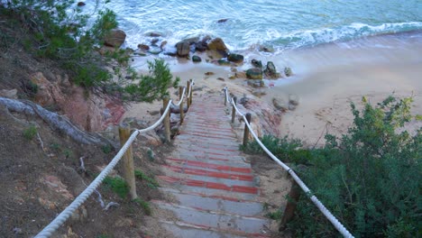 Escaleras-De-Mar-Playa-Europea-En-Mediterraneo-España-Casas-Blancas-Mar-En-Calma-Azul-Turquesa-Begur-Costa-Brava-Ibiza