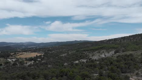 Dorf-Am-Bewaldeten-Berghang-Von-Alcoi,-Valencia,-Spanien,-Drohnenschuss