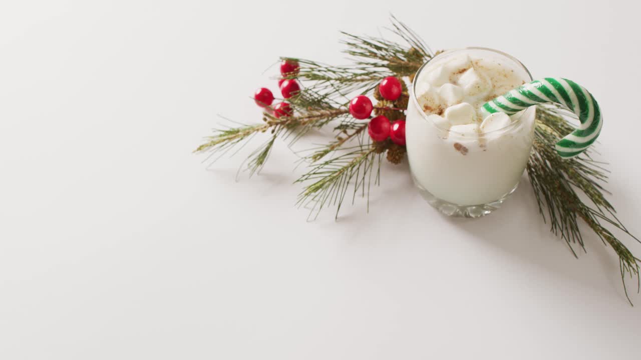 video de tazas de leche caliente con malvaviscos sobre un fondo blanco