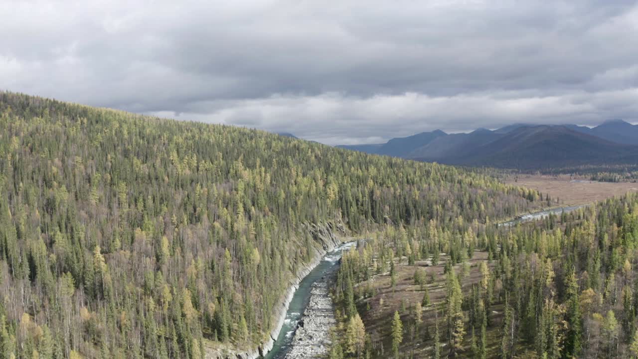 valle del río de montaña en otoño