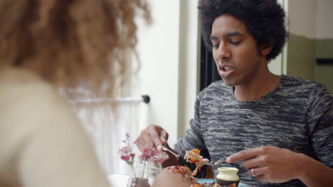 Pareja-Joven-Disfrutando-De-La-Comida-En-La-Fecha-En-El-Restaurante-De-La-Ciudad