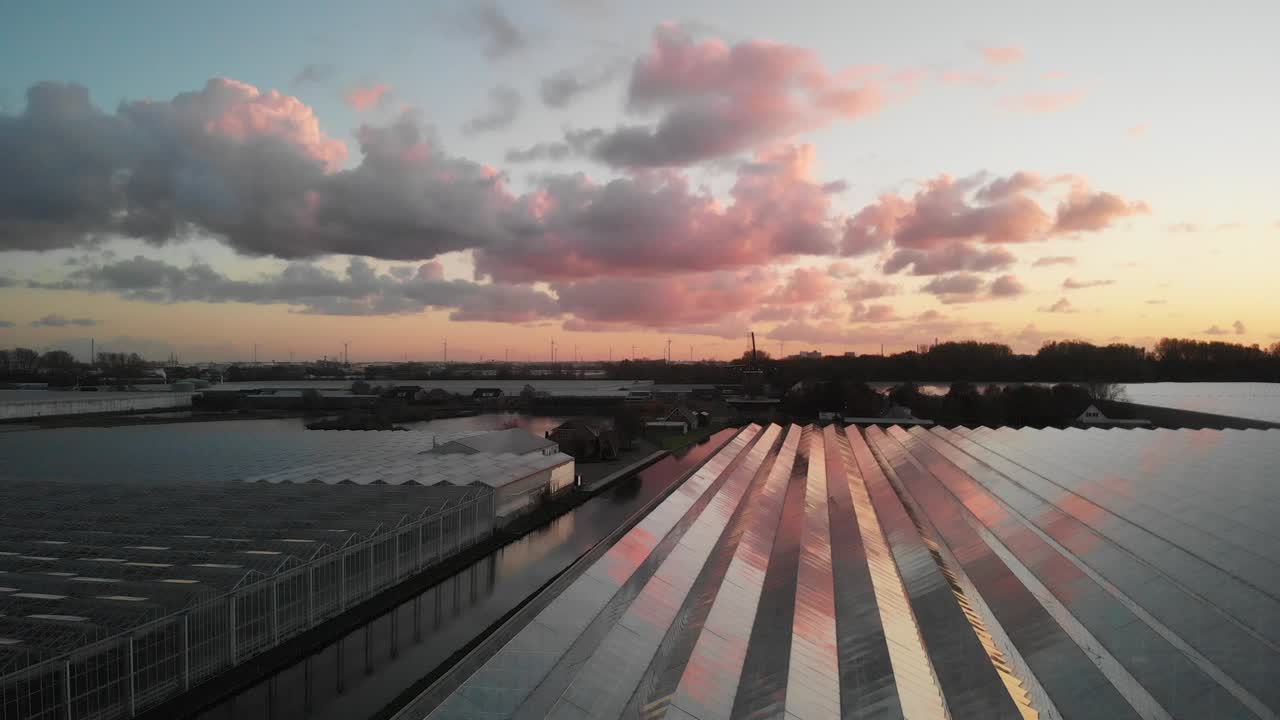 vista aérea de un invernadero agrícola moderno en los países bajos