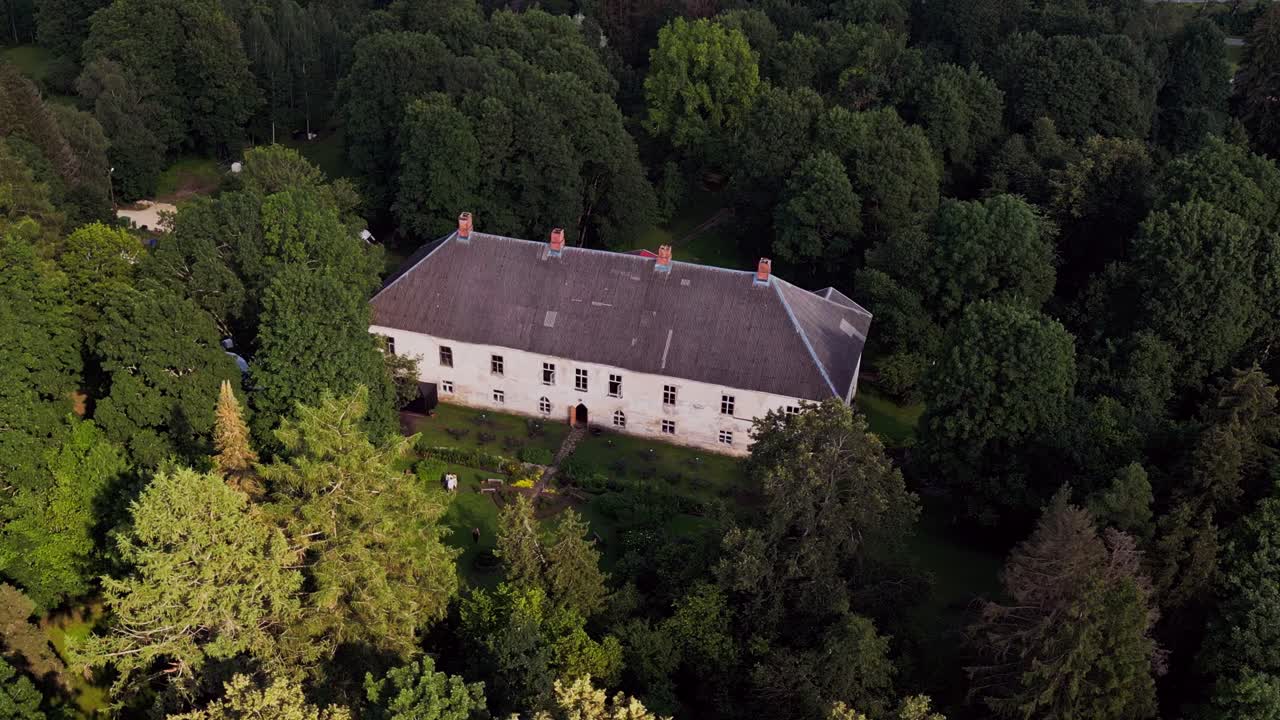 Il Maniero di Kirna è una splendida tenuta storica in Estonia, circondata da una natura tranquilla, che offre ai visitatori l'opportunità di ammirare l'architettura del patrimonio culturale e giardini sereni in un ambiente calmo.