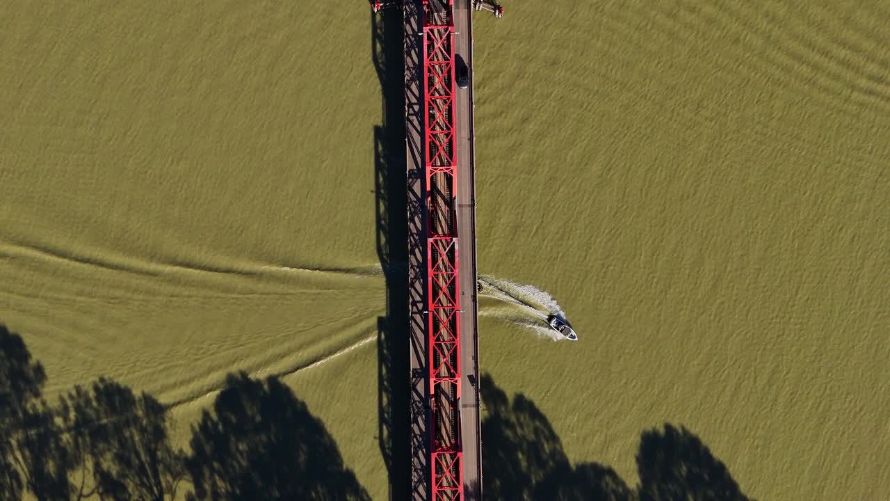 Paringa-broen over Murray River fremhever røde ståltoner og omkringliggende vann, symmetrisk, aerial toppbildestigning