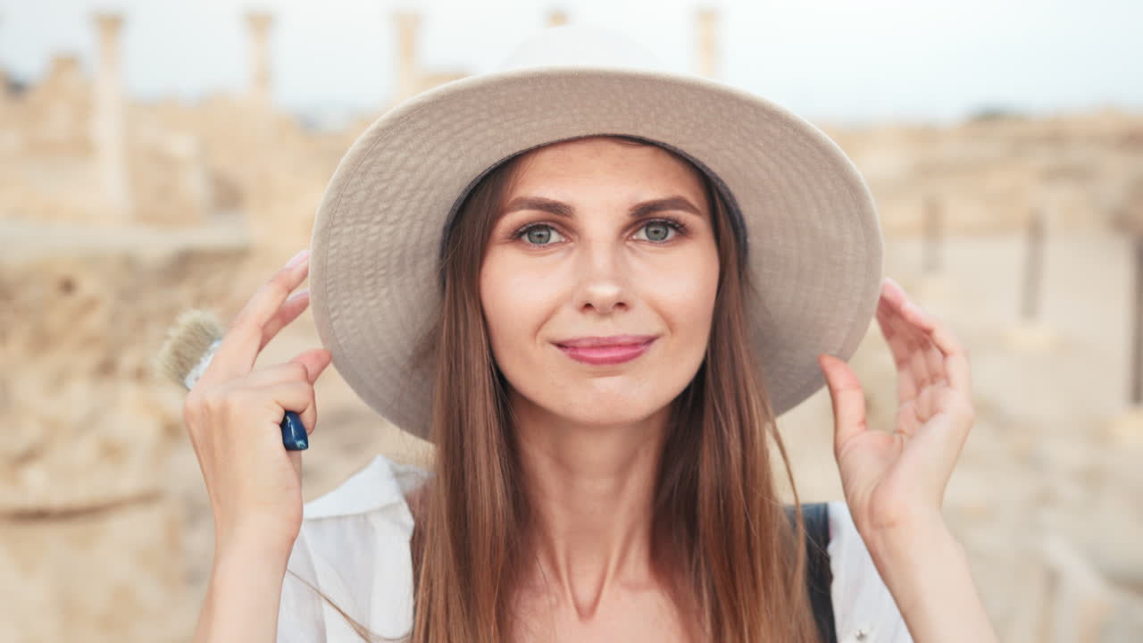 mujer frente a las antiguas ruinas