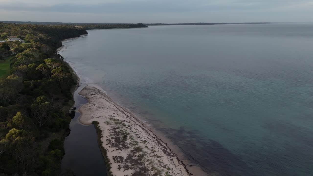 Una vista mozzafiato della costa di Point Leo in Victoria mostra acque serene che incontrano una vegetazione lussureggiante.