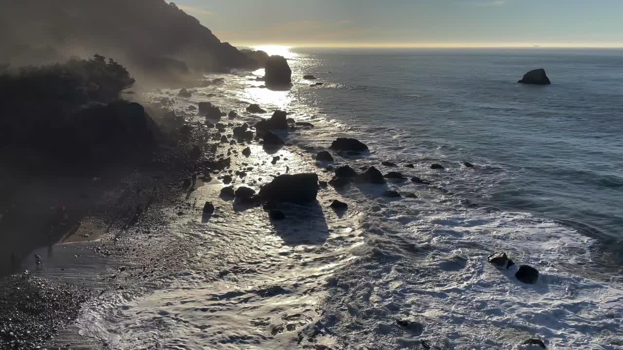 캘리포니아 주 샌프란시스코에서 끝나는 땅을 따라 거친 바위에 부히는 물결의