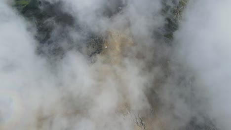 Vuelo-Cinemático-Entre-Nubes-Y-Montañas