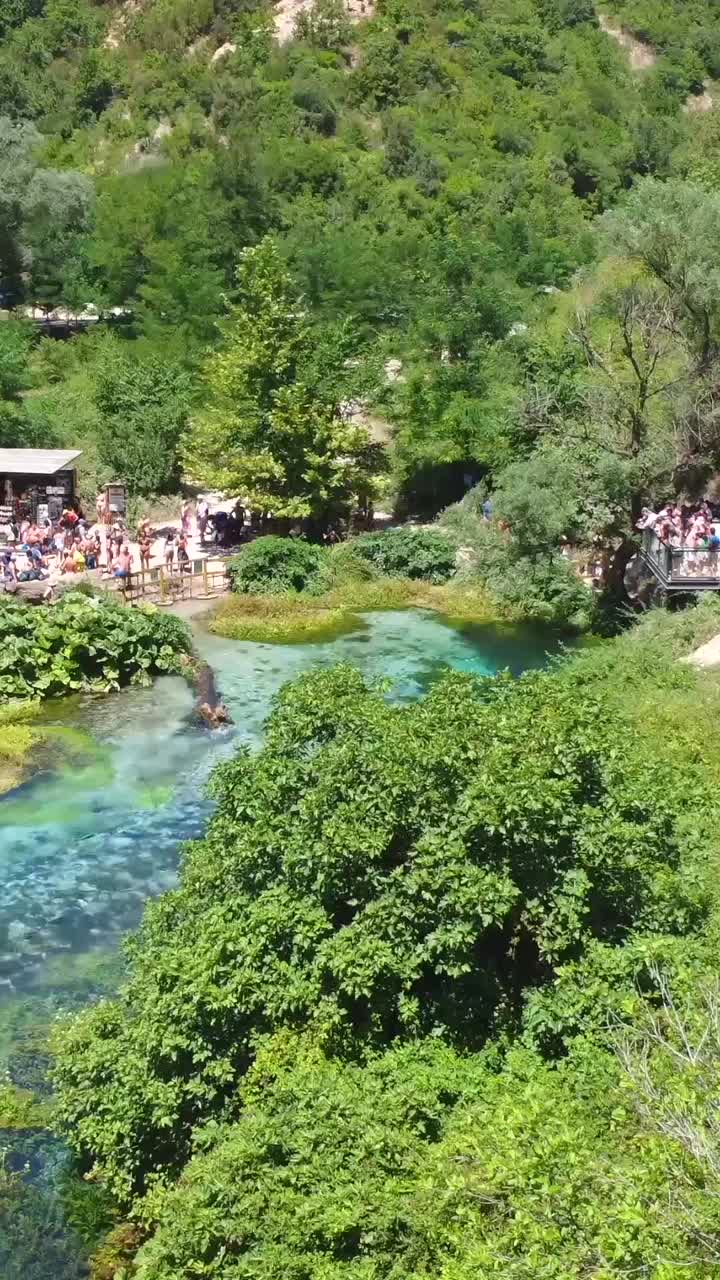 Theth con lo scenografico Occhio Blu in Albania
