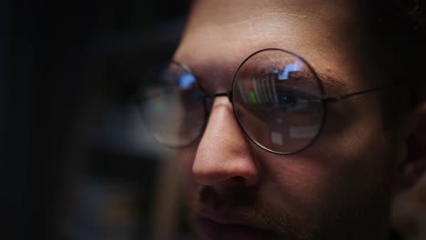 primer plano de un hombre trabajando en una computadora