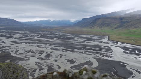 un río glacial que atraviesa una parte escarpada del paisaje islandés