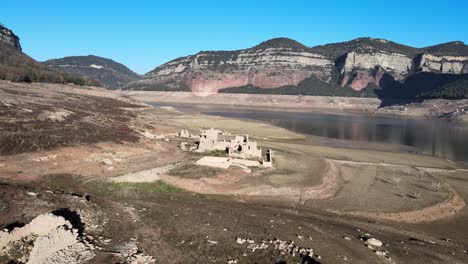el pantano de sau está sin agua debido a los problemas de extrema sequedad y falta de lluvia.