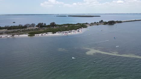 practica kitesurf durante el fin de semana en la calzada sunshine skyway que conduce a st.