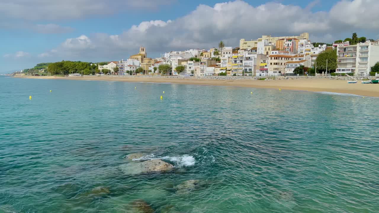 platja de les barques mar campo maresme barcelona costa mediterranea avion cerca azul turquesa agua transparente playa sin gente