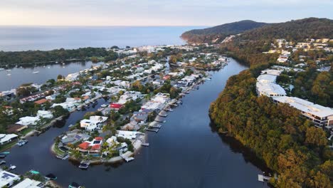 Río-Noosa-Entre-Las-Villas-Del-Complejo-Cerca-Del-Parque-Mossman-Y-Macquarie-Lodge-En-Noosa-Heads-En-Queensland,-Australia