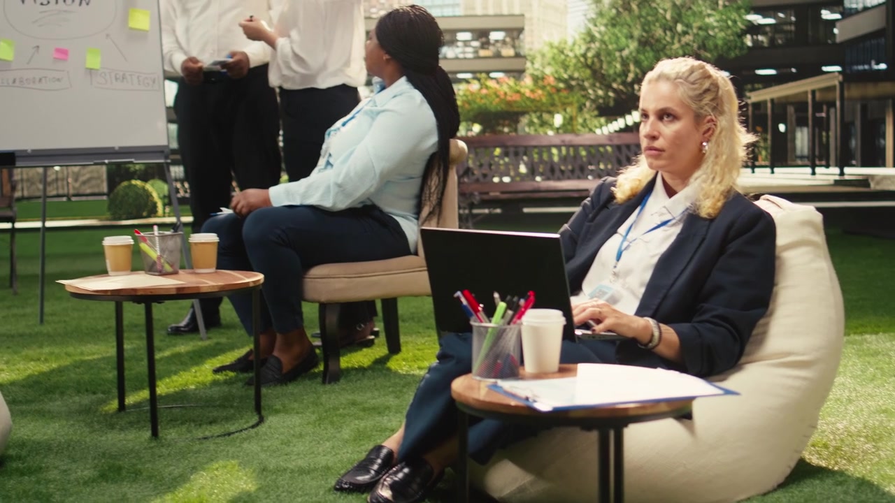 Femme d'affaires travaillant sur un ordinateur portable dans un espace de bureau collaboratif moderne