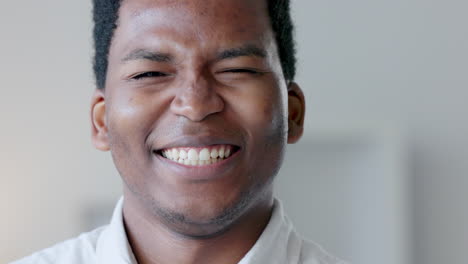 primer plano de un hombre de negocios feliz riendo