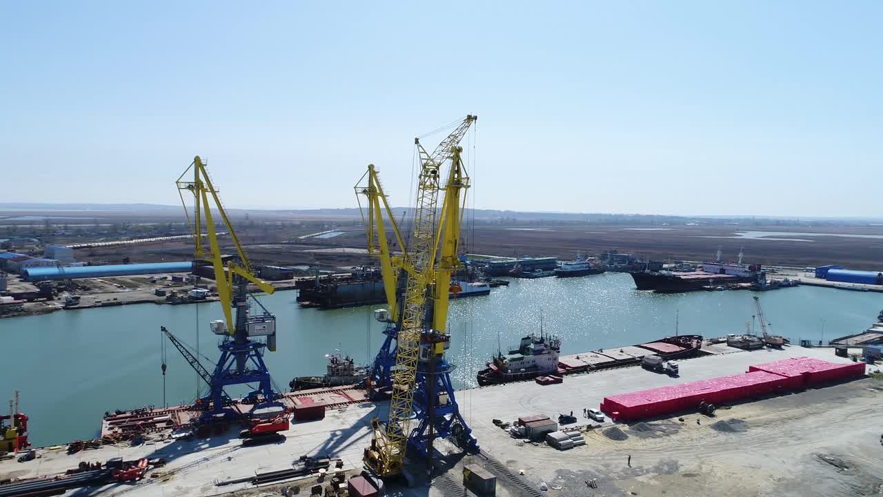 деятельность портовых кранов и судов