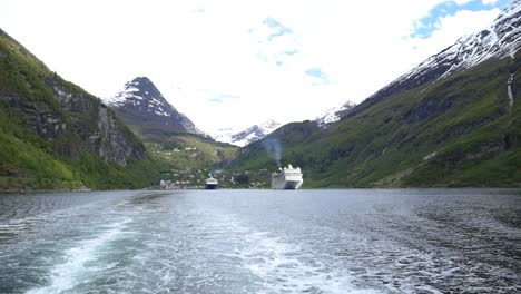 Vista-Del-Fiordo-De-Geiranger-Desde-El-Ferry